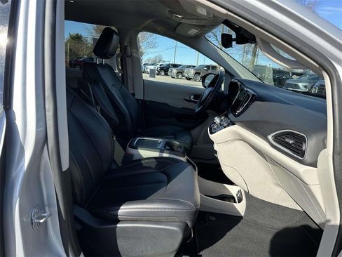 Used 2024 Chrysler Pacifica Touring-L image 12