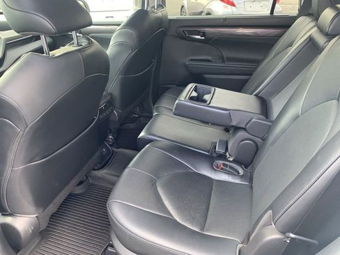 Used 2022 Toyota Highlander Limited image 12