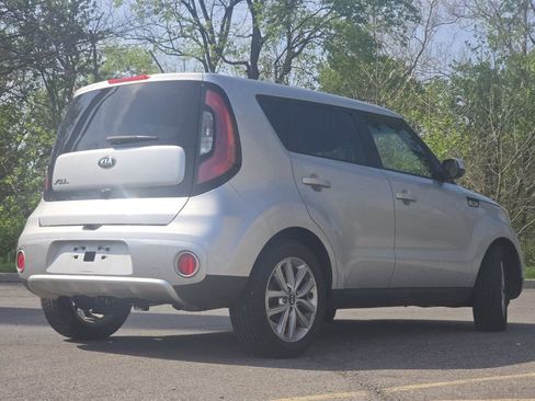 Used 2017 Kia Soul + FWD image 11