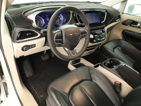 Used 2022 Chrysler Pacifica Touring-L w/ Uconnect Theater Family Group AWD/4WD image 15