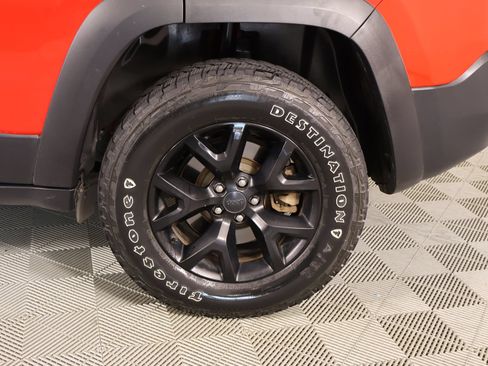 Used 2018 Jeep Cherokee Trailhawk AWD/4WD image 18