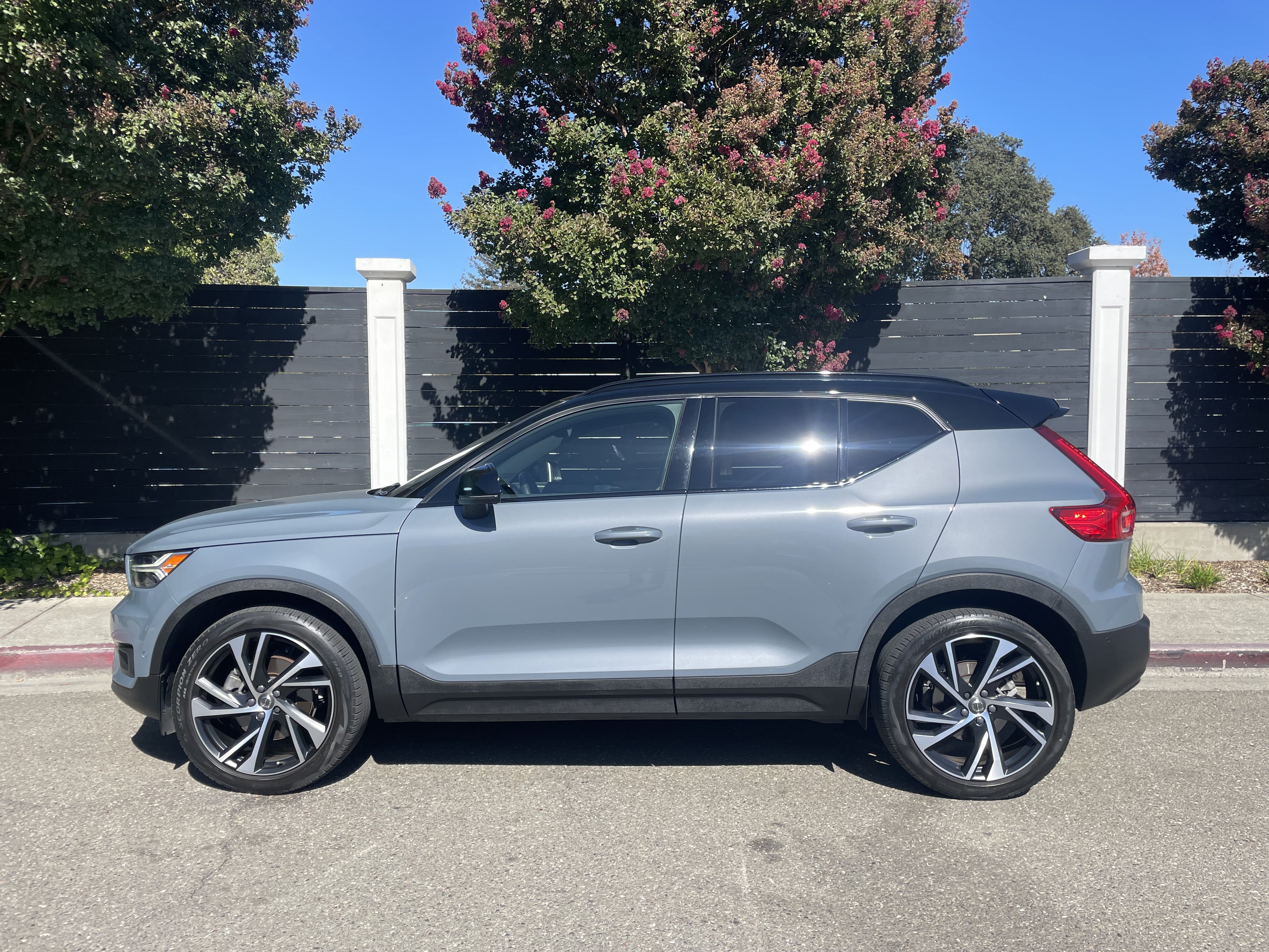 Used 2022 Volvo XC40 T5 R-Design w/ Advanced Package AWD/4WD image 1