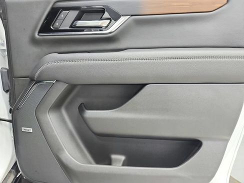 Used 2025 GMC Yukon XL Denali AWD/4WD image 47