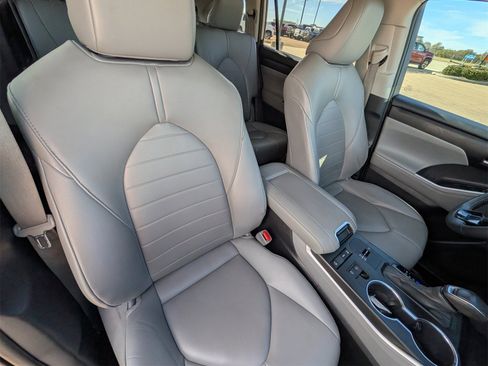 Used 2021 Toyota Highlander XLE image 27