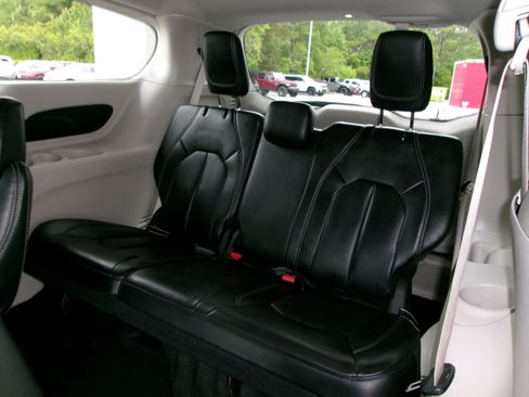 Used 2024 Chrysler Pacifica Touring-L FWD image 18