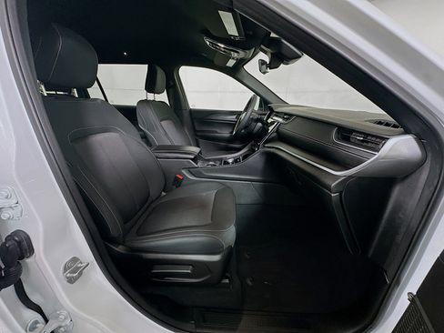 Used 2025 Jeep Grand Cherokee L Laredo image 31