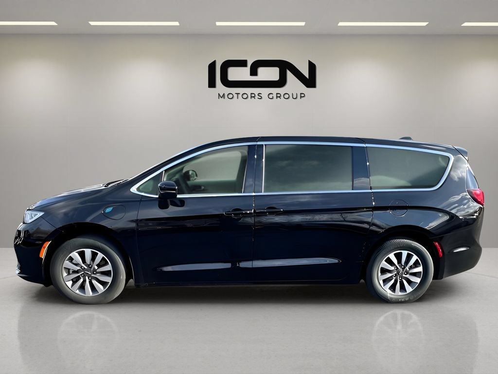 Used 2024 Chrysler Pacifica Limited FWD image 2