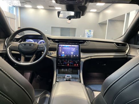 Used 2025 Jeep Grand Cherokee Limited w/ Luxury Tech Group II image 34