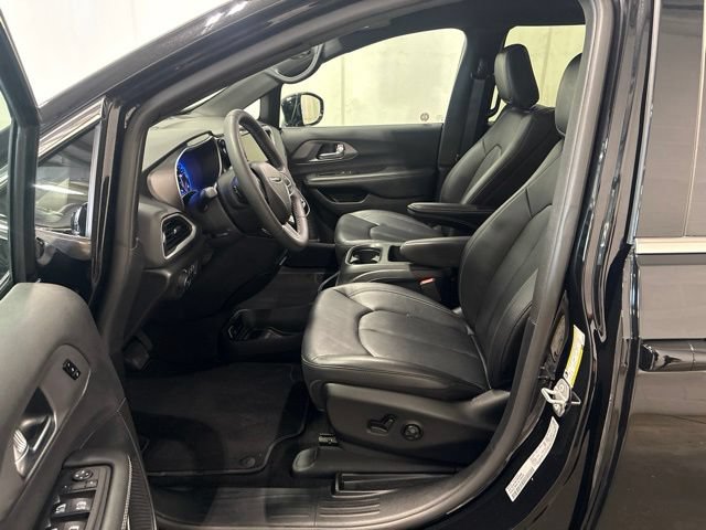 Used 2025 Chrysler Pacifica Select FWD image 12