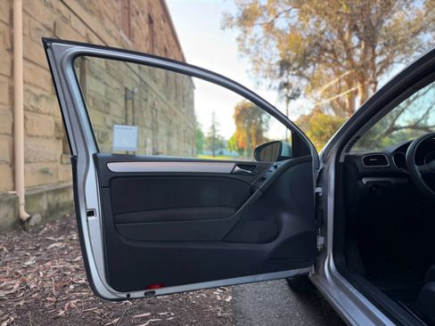 Used 2012 Volkswagen Golf 2-Door FWD image 6