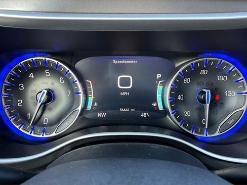 Used 2024 Chrysler Pacifica Touring-L image 20