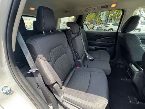 Used 2025 Nissan Pathfinder SV FWD image 33
