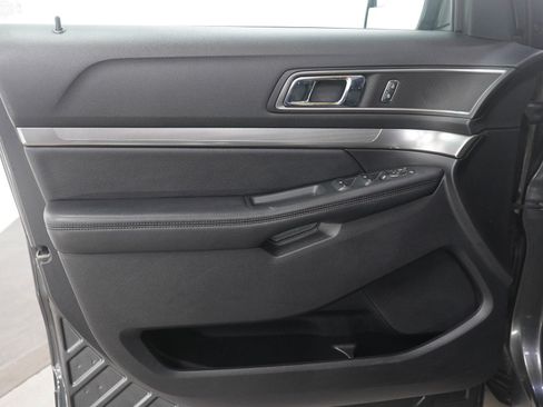 Used 2018 Ford Explorer XLT image 23