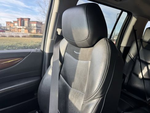 Used 2019 Cadillac Escalade ESV Premium Luxury image 7
