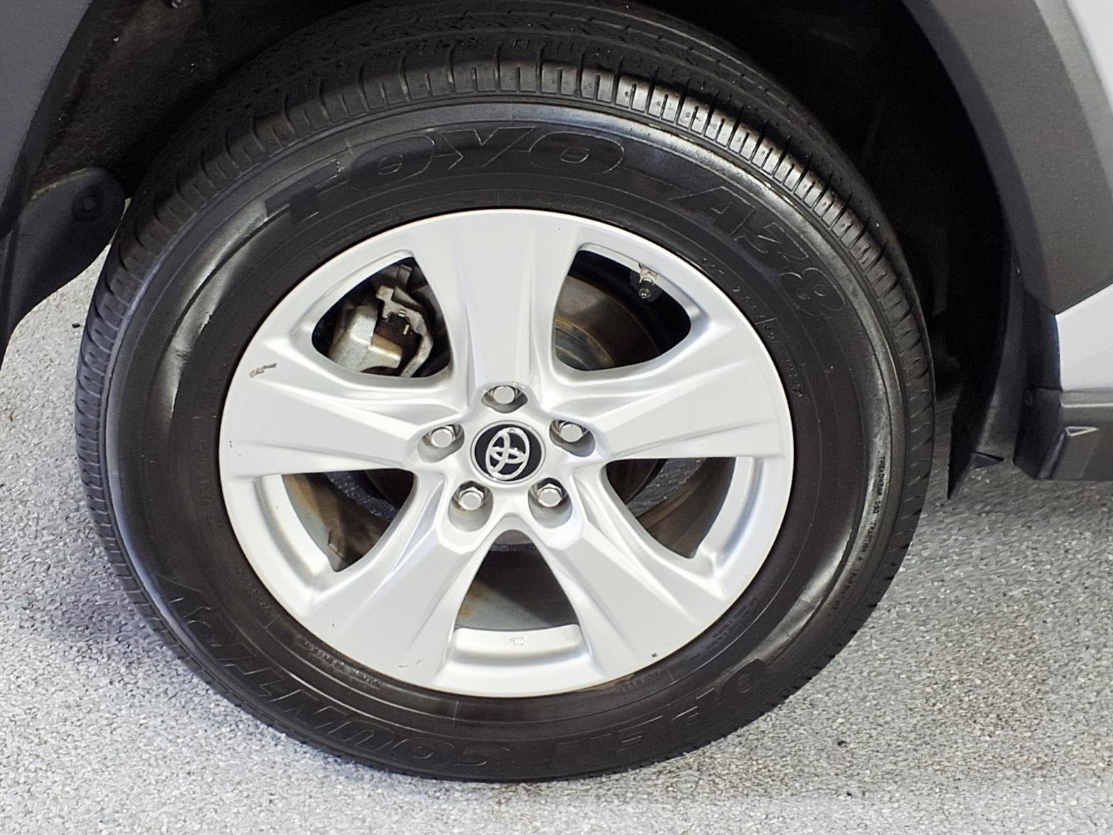 Used 2019 Toyota RAV4 XLE FWD image 3