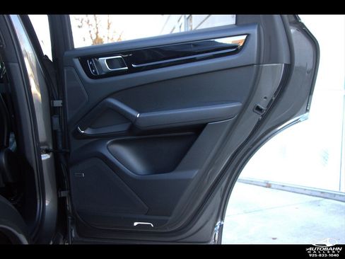 Used 2020 Porsche Cayenne E-Hybrid w/ Premium Plus Package image 35