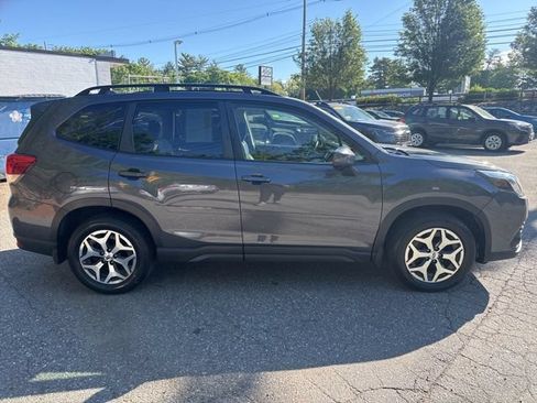 Used 2022 Subaru Forester Premium AWD/4WD image 2