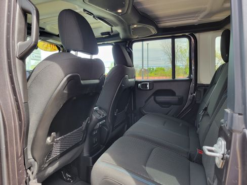Used 2025 Jeep Wrangler Unlimited Rubicon 4xe w/ Convenience Group AWD/4WD image 17