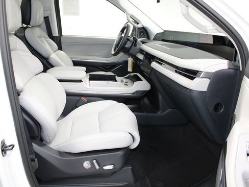 New 2025 Lincoln Navigator L Reserve image 32