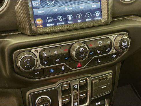 Used 2022 Jeep Wrangler Unlimited Sahara w/ Cold Weather Group AWD/4WD image 24