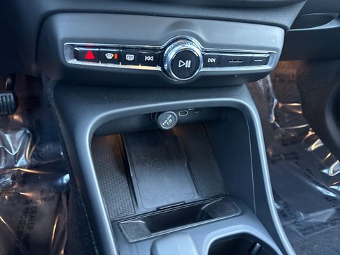 Used 2025 Volvo XC40 B5 Core image 32