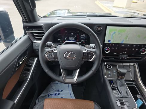 Used 2025 Lexus GX 550 w/ Accessory Package (Z1) image 15