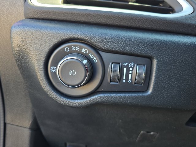 Used 2025 Chrysler Pacifica Select FWD image 28