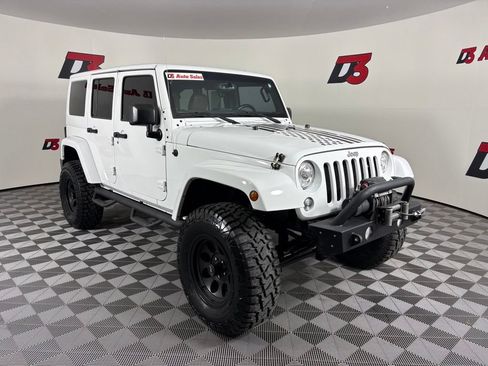Used 2017 Jeep Wrangler Unlimited Rubicon w/ Connectivity Group AWD/4WD image 10
