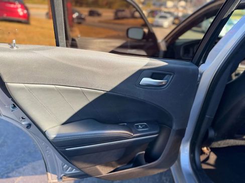 Used 2017 Dodge Charger SXT image 10