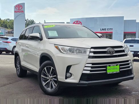 Used 2019 Toyota Highlander XLE AWD/4WD image 1