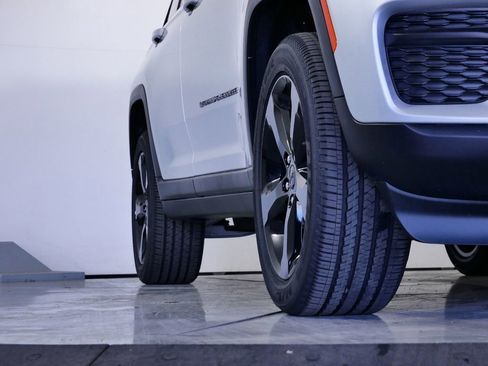 Used 2024 Jeep Grand Cherokee Altitude image 8