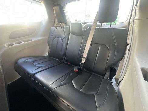 Used 2021 Chrysler Pacifica Touring-L image 23
