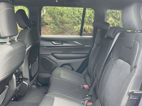 New 2025 Jeep Grand Cherokee Laredo w/ Luxury Tech Group I image 23