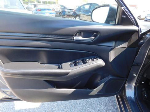 Used 2024 Nissan Altima 2.5 SV FWD image 12