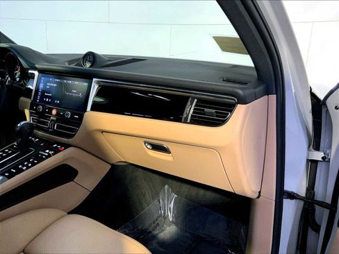 Certified 2026 Porsche Macan AWD/4WD image 22