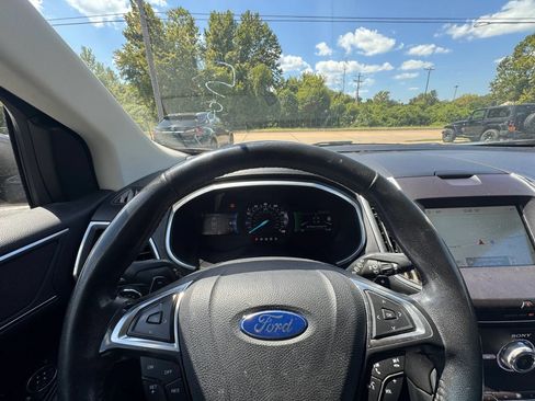 Used 2017 Ford Edge Titanium w/ Technology Package FWD image 13