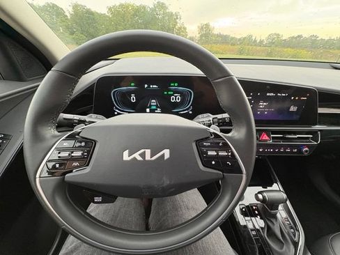 Certified 2025 Kia Niro EX Touring FWD image 13