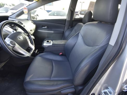 Used 2014 Toyota Prius V Five image 2