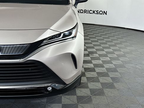 Used 2023 Toyota Venza LE image 9