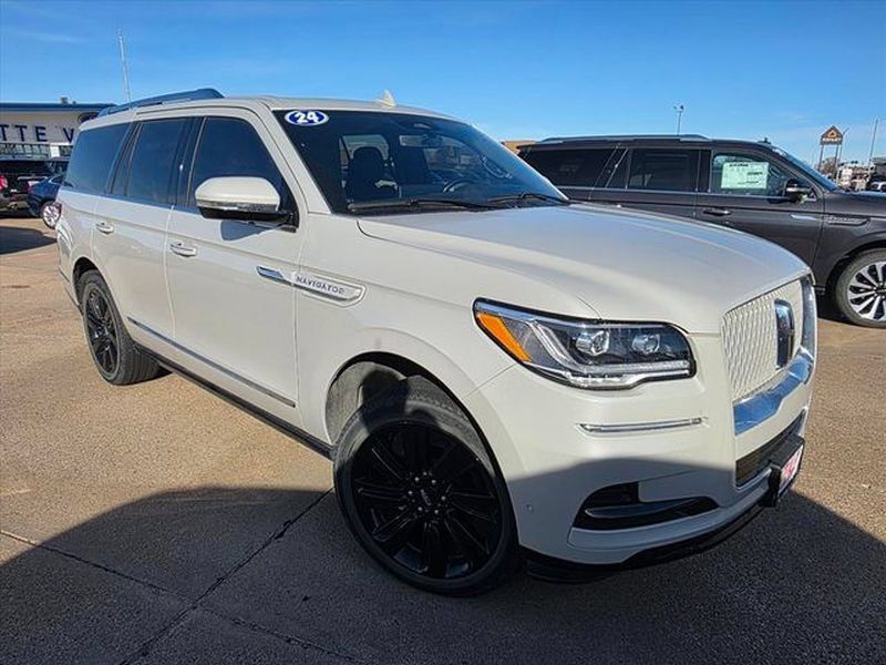 Used 2024 Lincoln Navigator Reserve AWD/4WD image 3