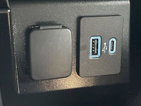 Used 2022 Ford Explorer XLT w/ Equipment Group 202A AWD/4WD image 21