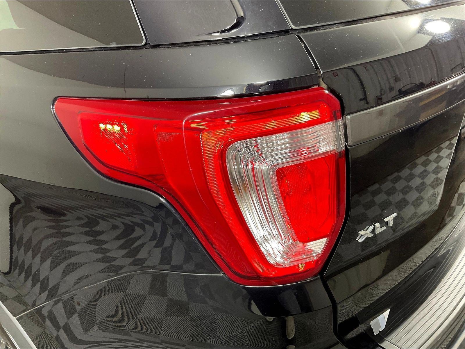 Used 2018 Ford Explorer XLT w/ Equipment Group 202A AWD/4WD image 23