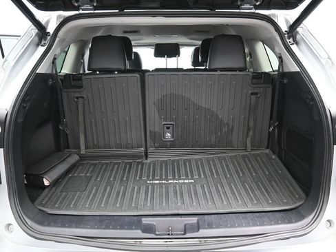 Used 2021 Toyota Highlander XLE AWD/4WD image 32