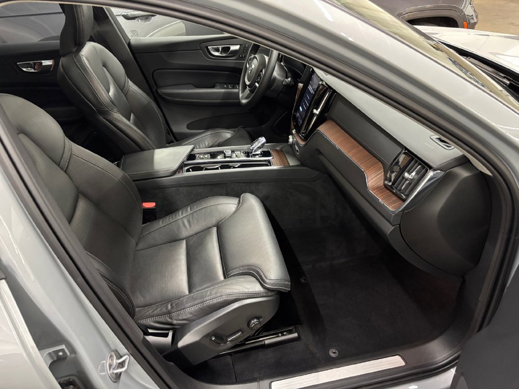 Certified 2024 Volvo XC60 B5 Ultimate w/ Protection Package Premier AWD/4WD image 19