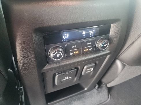 Used 2022 Chevrolet Traverse Premier AWD/4WD image 19