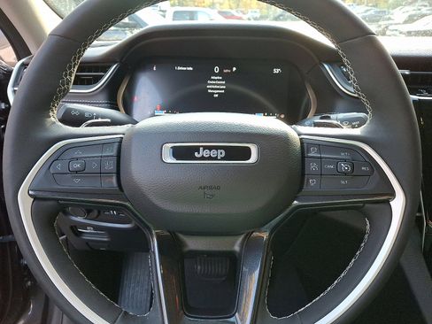Certified 2023 Jeep Grand Cherokee Laredo w/ Luxury Tech Group I image 19