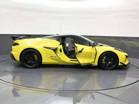 Used 2023 Chevrolet Corvette Z06 RWD image 33