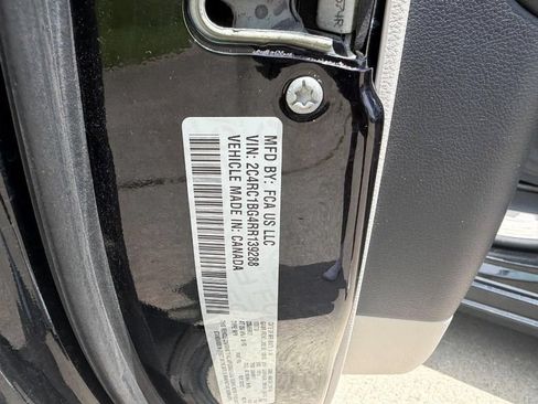 Used 2024 Chrysler Pacifica Touring-L FWD image 26