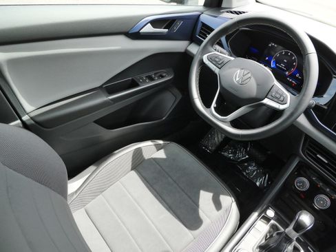 Certified 2023 Volkswagen Taos SE w/ Panoramic Sunroof Package AWD/4WD image 9