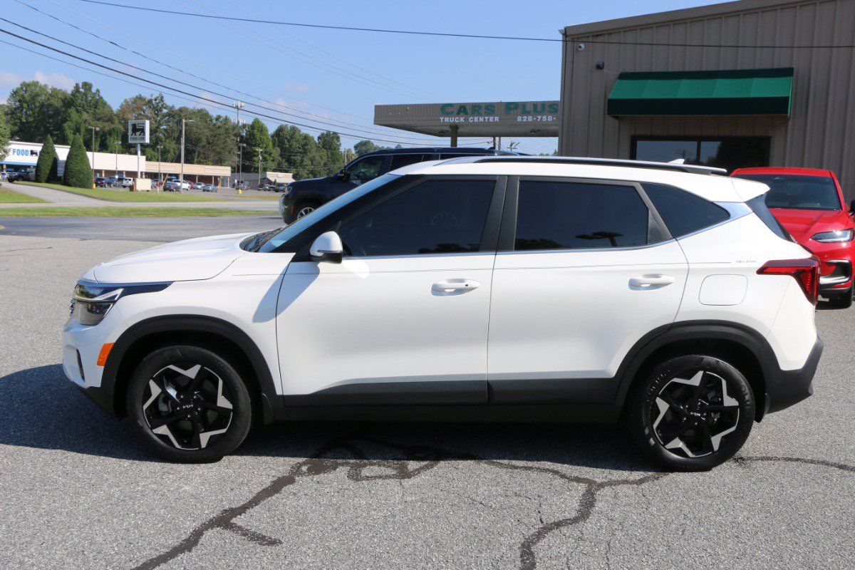 Used 2025 Kia Seltos EX AWD/4WD image 2